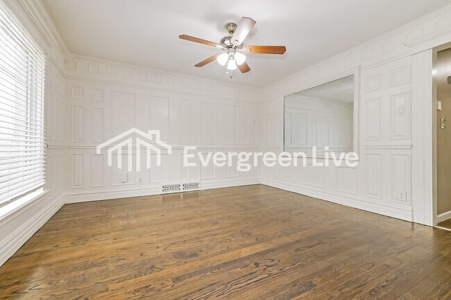 Foto del edificio - 8016 Holmes Rd