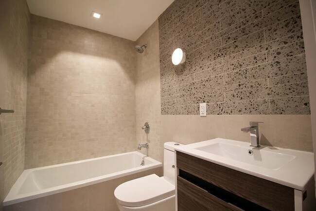 Foto del edificio - 223 E 96th St