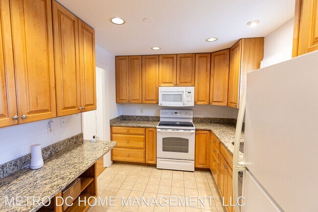 Building Photo - 3 br, 2.5 bath House - 313 Center St N