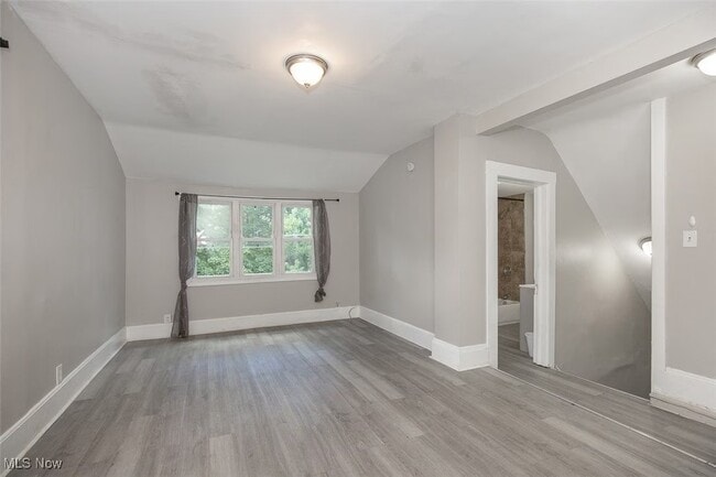 Building Photo - 844 E 154th St