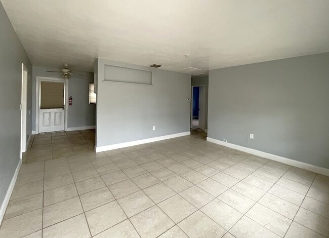Building Photo - 2/1 W/ BONUS ROOM, and FENCED YARD in New ...