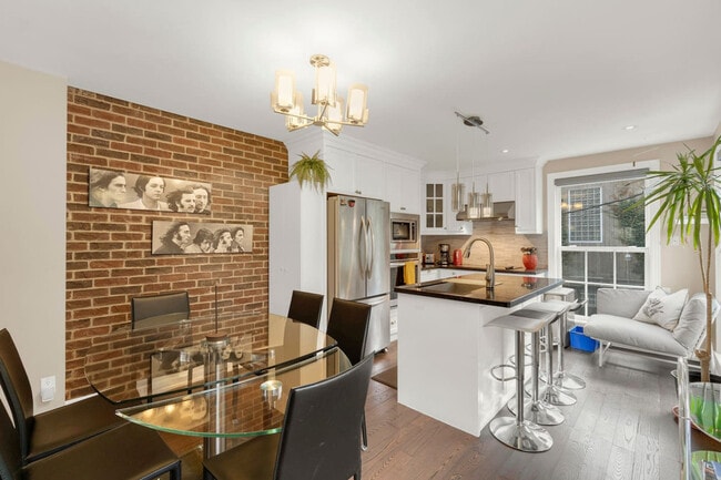 Building Photo - 195 Soudan Ave