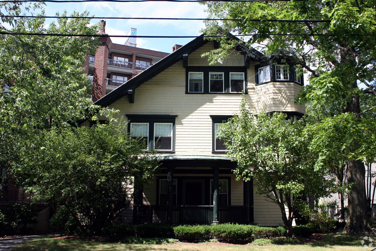 Foto del edificio - 70 Sewall Ave