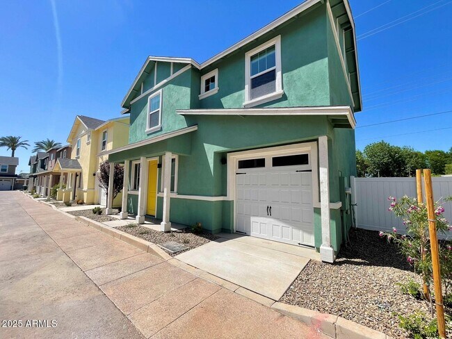 Building Photo - 814 E Roma Ave