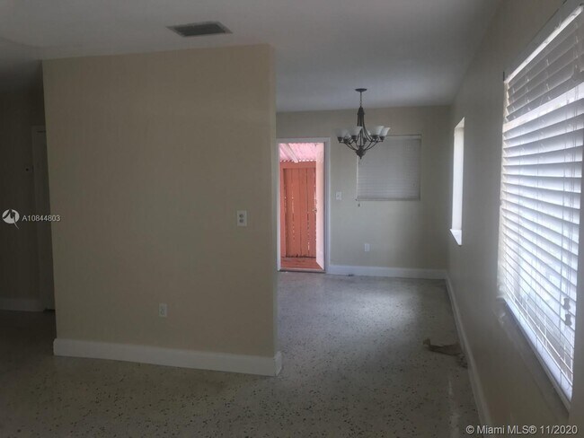 Foto del edificio - 811 NW 34th Ave