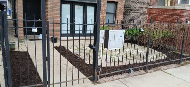 Front stoned patio to relax - 843 N Mozart St