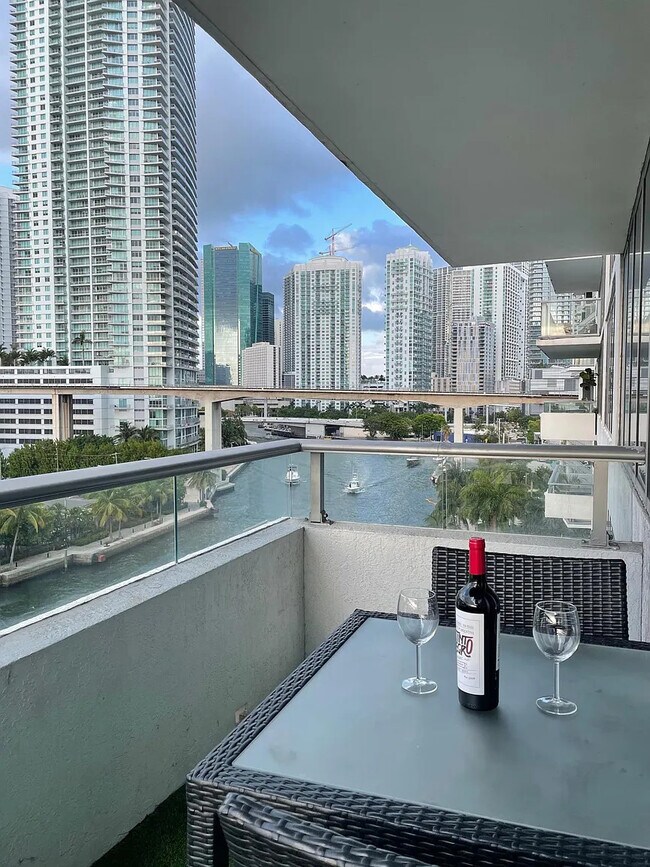 Foto del edificio - 185 SW 7th St