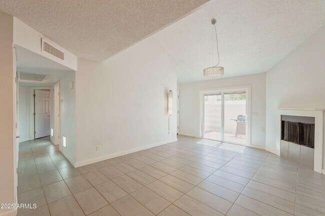 Foto del edificio - 2124 E 10th St