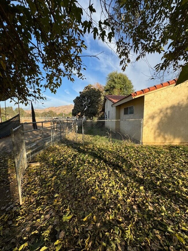Foto del edificio - Beautiful Home in the Heart of Hemet