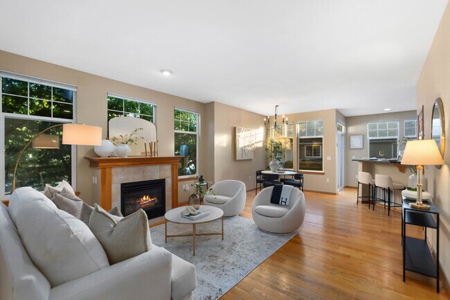 Foto del edificio - Beautiful End-Unit Townhome in Highland Parc | Water & Sewer Included!- AVAILABLE NOW FOR RENT!!