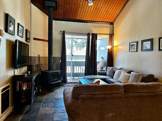 Building Photo - Spacious 2 Bed + Bonus Bedroom, 2 Bath Apa...