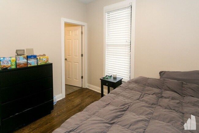 Foto del edificio - 1218 W Diversey Pkwy