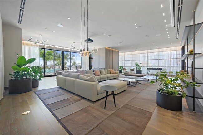 Foto del edificio - 601 NE 1st Ave