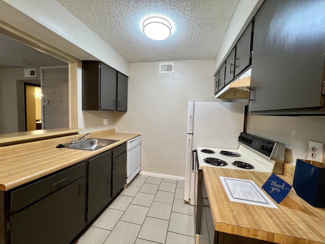 Water's Edge Apartments in Wichita, KS