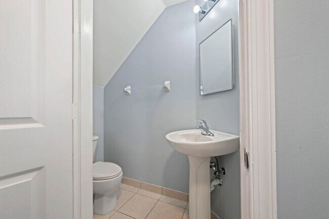 Building Photo - 3464 Commodore Ct