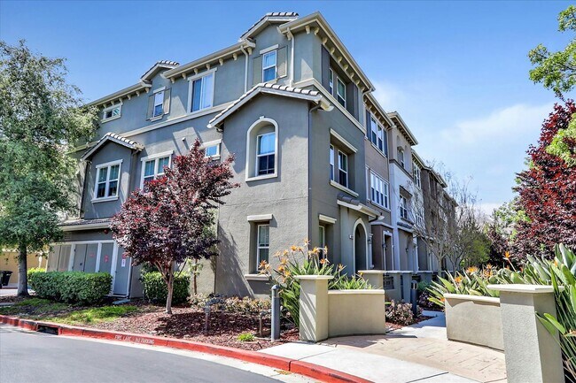 Foto del edificio - TOSCANA TOWNHOME EMBRACES LUXURY LIVING PR...