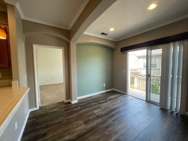 Building Photo - Charming Condo in Oceanside