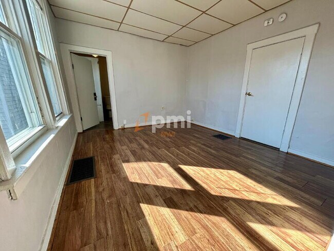 Building Photo - 5539 Claude Ave