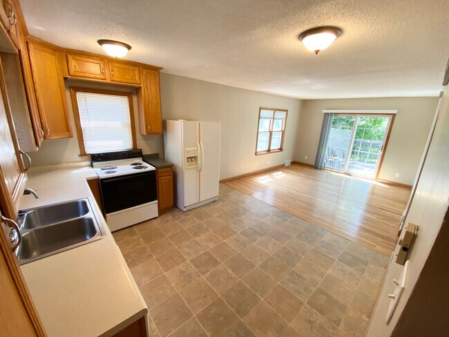 Foto del edificio - Charming 4 Bedroom Home Just One Block fro...