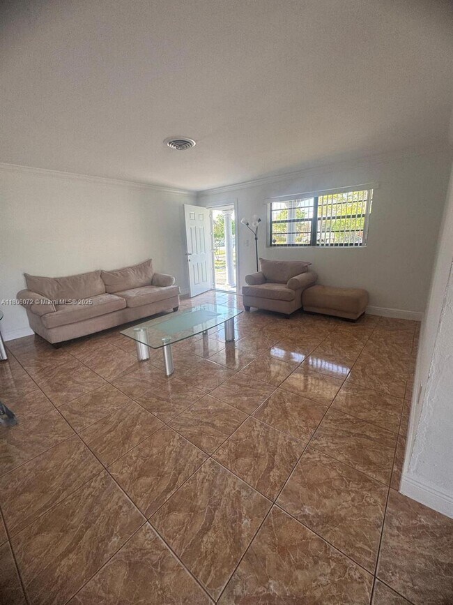 Foto del edificio - 2801 NW 183rd St
