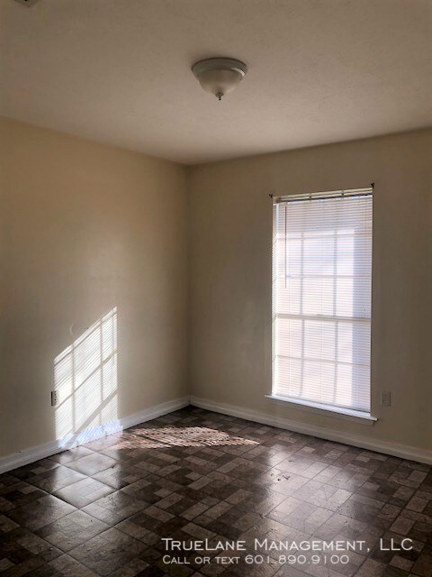 Building Photo - 4690 Village Dr
