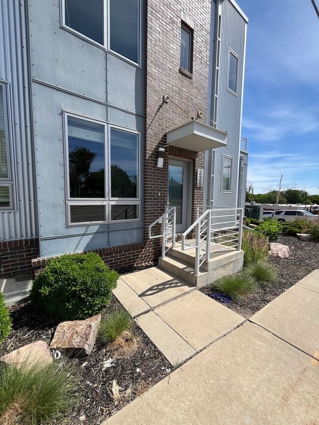 Building Photo - 3 Bed/2.5 Bath Townhome in Downtown Sioux Falls!!