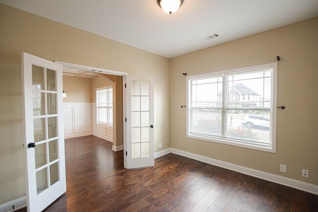 Building Photo - Pet Friendly Four Bedroom with Bonus!