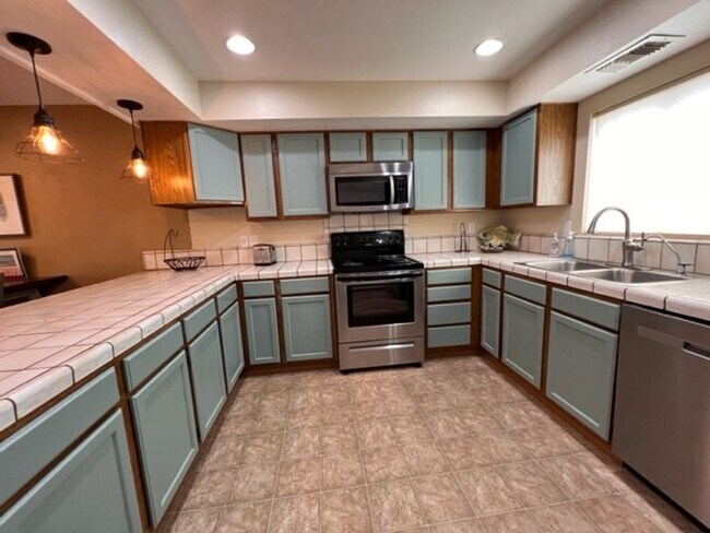 Building Photo - 2 BR Furnished, Gated complex on the water...
