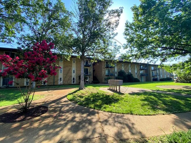 Foto del edificio - Two Bedroom Spacious Second-Floor Apartmen...