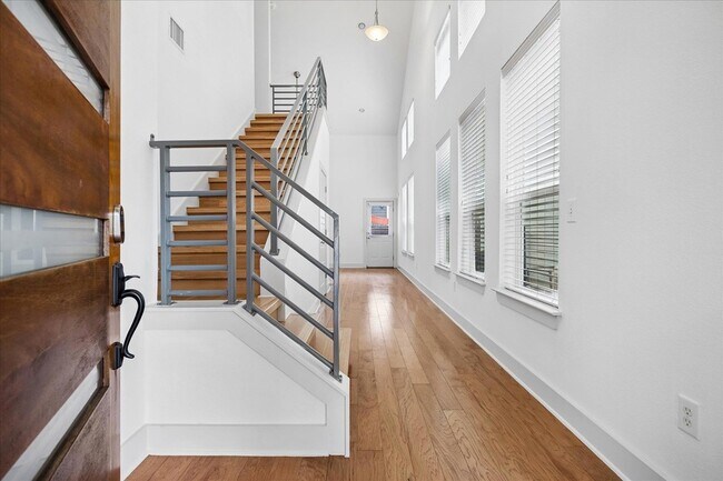 Foto del edificio - 7203 Bertram Ct