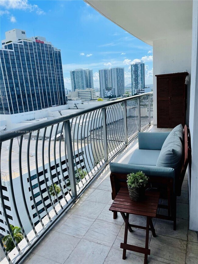Foto del edificio - 1750 N Bayshore Dr