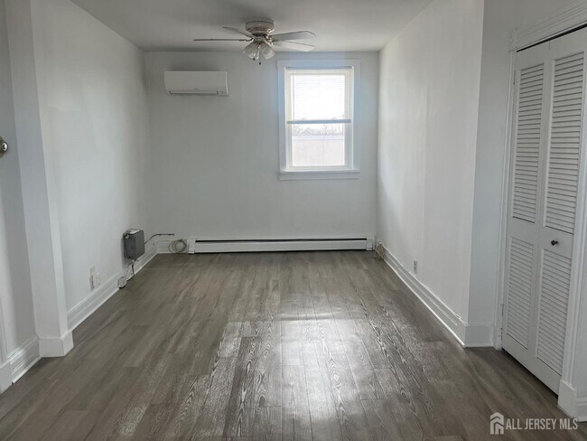Foto del edificio - 110 Oak Tree Ave