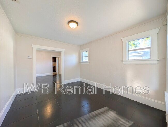 Building Photo - 1316 W 31st St