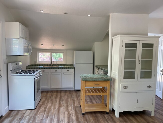 Building Photo - Well Appointed one level cottage located i...