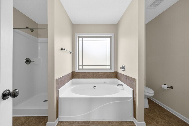 Foto del edificio - Large home ready for you to call home today!