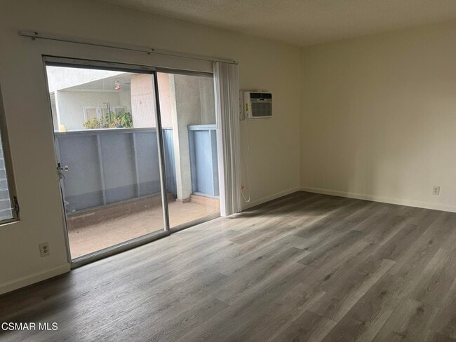 Foto del edificio - 13507 Victory Blvd