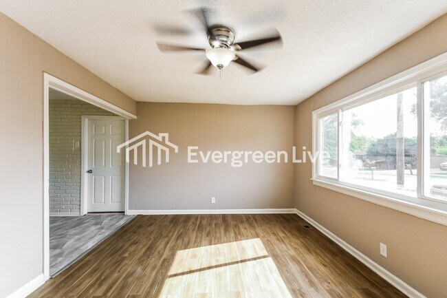 Building Photo - 1933 Sloan Ave