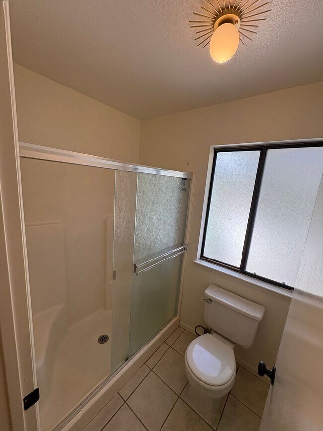 Building Photo - Move in ready home available now!