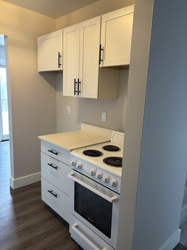 Building Photo - Renovated 2 bedroom unit w stainless steel...