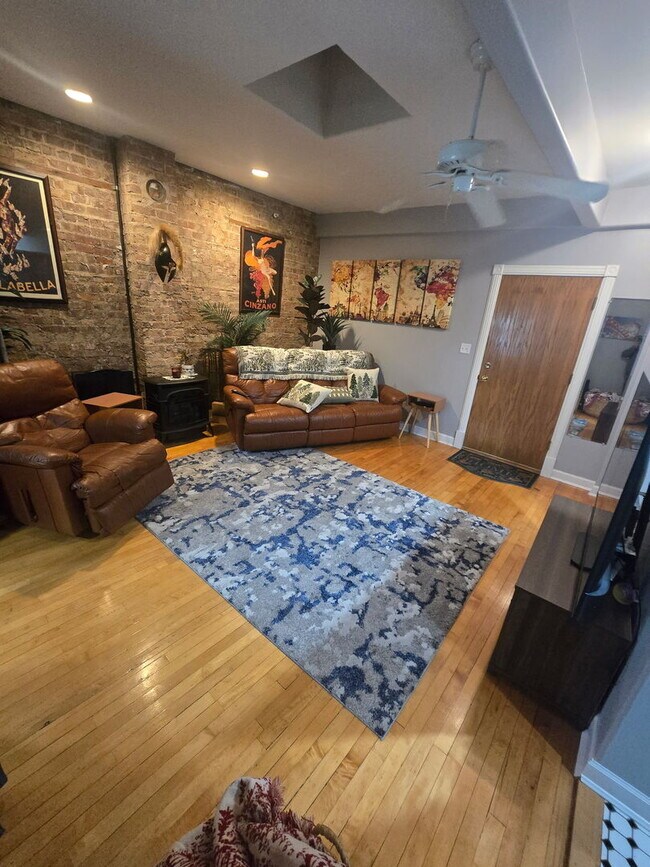 Foto del edificio - 520 N Milwaukee Ave