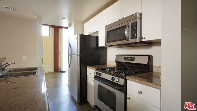 Building Photo - 922 W 23rd St