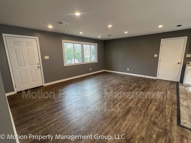 Building Photo - 2728 Pierce Dr N