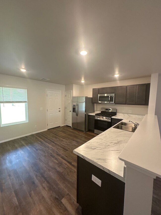 Foto del edificio - BRAND NEW Three Bedroom | Two Bath Home in...