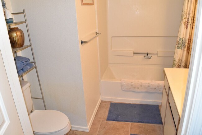 Building Photo - 3550 Bay Sands Dr