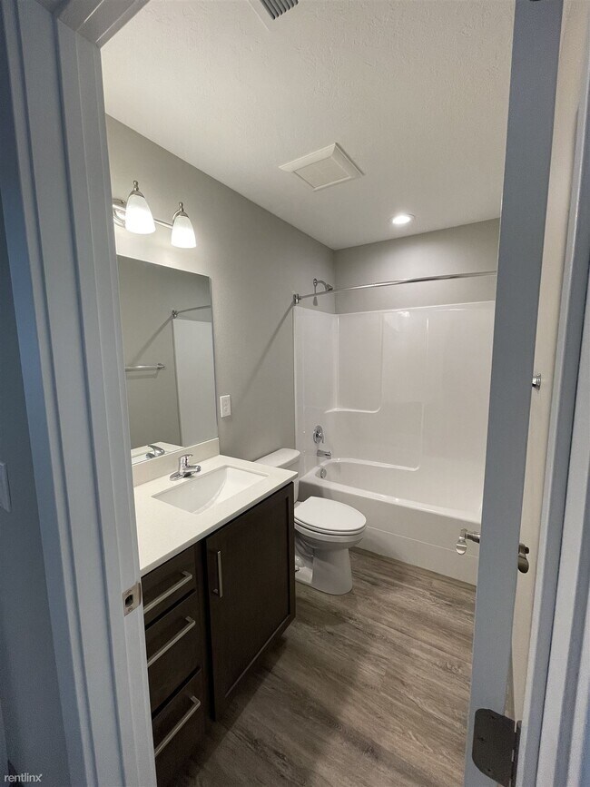 Foto del edificio - 3 br, 2 bath Duplex - 1305 North Coach Drive