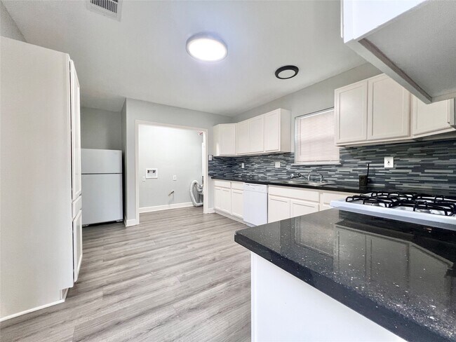 Foto del edificio - 2412 Stuart St