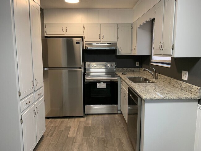 Foto del edificio - 2 Bedroom 2 Bath Duplex with full semi fin...