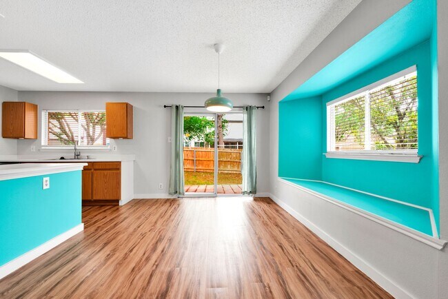 Foto del edificio - Charming 3 Bed 2.5 Bath Home with Solar Panels!