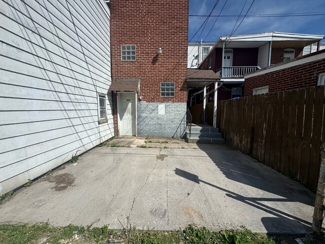Building Photo - 802 Wayne Ave