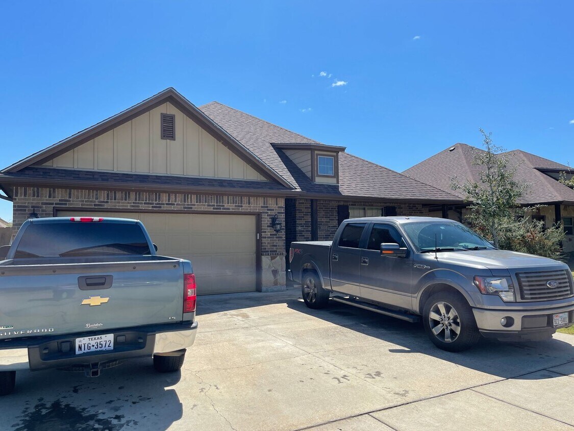 Foto del edificio - College Station - 4 bedroom - 4.5 bath / 2...